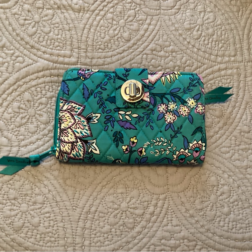 Vera Bradley turnlock wallet in light turquoise and paisley NWOT